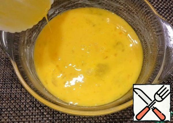 Grease the baking dish with butter. Pour in the egg mixture.
