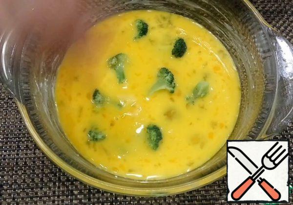 Put the broccoli on top. This time I used frozen broccoli. If you cook with fresh broccoli, then just divide it into inflorescences and rinse well.
We send the form with eggs to the preheated oven for 30 minutes at a temperature of 180 degrees.
