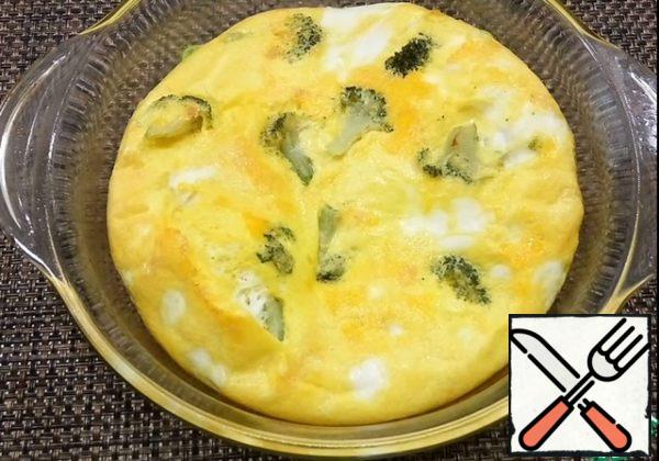 Omelet with broccoli in the oven is ready! Bon appetit to everyone!