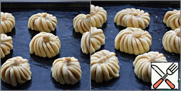 Place the buns on a baking sheet covered with a Teflon sheet/silicone mat. Cover with a napkin and put in the heat for 15-20 minutes.
Lubricate the rolls that have come up with milk. Bake in a preheated 180 ° oven for 18-20 minutes. Until it's browned. (always consider the specifics of your equipment)