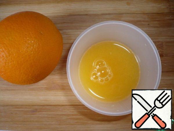 First, dilute the yeast in warm milk at high speed, add 2 tsp of sugar from the total amount and mix well. We leave the yeast to come up for 5-7 minutes. Prepare orange juice, we will need 100 ml of juice.
