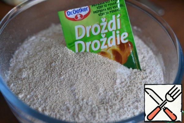In a bowl, mix flour, yeast, salt and sugar.
