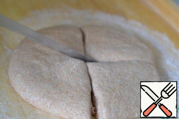 Roll out into a circle with a diameter of 20 cm .
Cut into 4 slices with a sharp knife.
