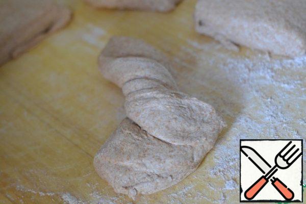 Take each segment of the dough by the ends and twist it.
