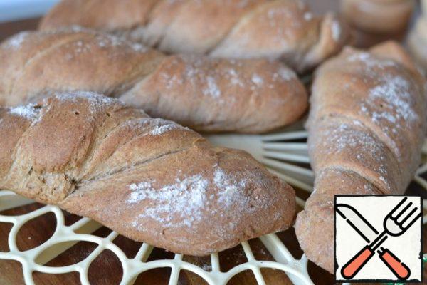 Place the rolled baguettes on a baking sheet and bake
Bake in a preheated oven at 220 *C for 10 minutes. Then reduce the temperature by 180 * C and bake for another 25 minutes.
