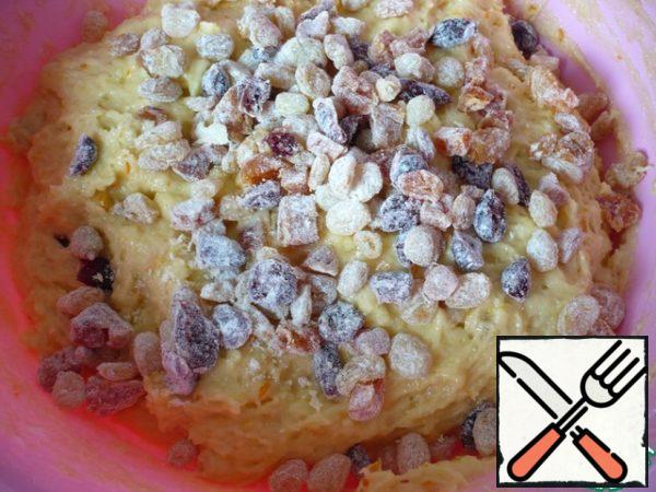 Add the prepared dried fruits to the dough.
