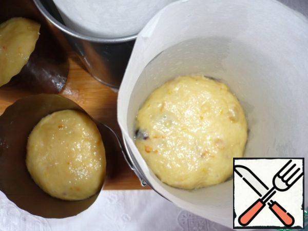 Lubricate your hands with vegetable oil and fill the molds with dough a little less than half, i.e. 1/3 of the mold. Press the top of the dough a little. Put the form with the dough in a warm place so that it fits well. The dough should fill the entire form, try not to let the forms come into contact with each other.

