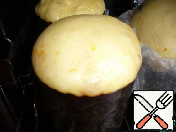 The cakes have come up and now we send them to the oven so that the dough "falls off", bake the first 15 minutes at a temperature of 170 degrees. Then reduce the oven temperature to 160 degrees and bake for about 15-20 minutes. Focus on the temperature of your oven.
