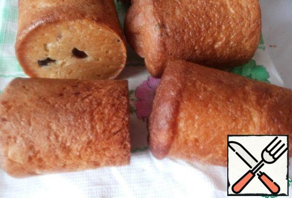 Now put two soft towels on the grill and spread the cakes with them so that they cool down, immediately put them on the sides so that the cakes retain their shape. While the cakes are hot, they need to be shifted several times from one place to another so that the barrel does not crumple and then the cakes will turn out smooth and beautiful.
