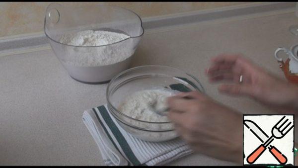 For the dough, heat the milk, add sugar, mix yeast and 1 tbsp flour according to the general norm. Stir and leave for 10-15 minutes to come up.
