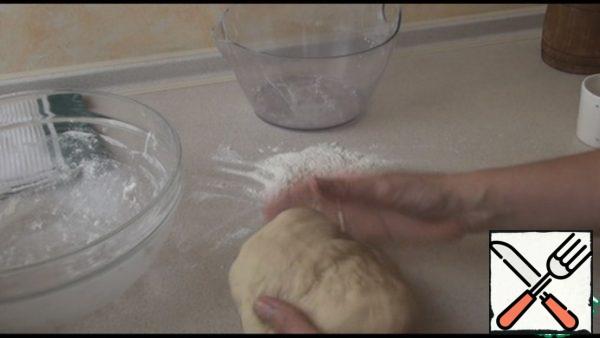 In the bowl where we will knead the dough, break 1 egg and 1 protein, mix a little, add sunflower oil, sour cream, salt, mix. Pour in the dough, mix and, after adding a little flour, knead the soft dough. Flour may need a little more or a little less. The dough should be kneaded well for 5-7 minutes. Sprinkle a bowl with flour, lay out the dough and leave it in a warm place without drafts so that it fits.
