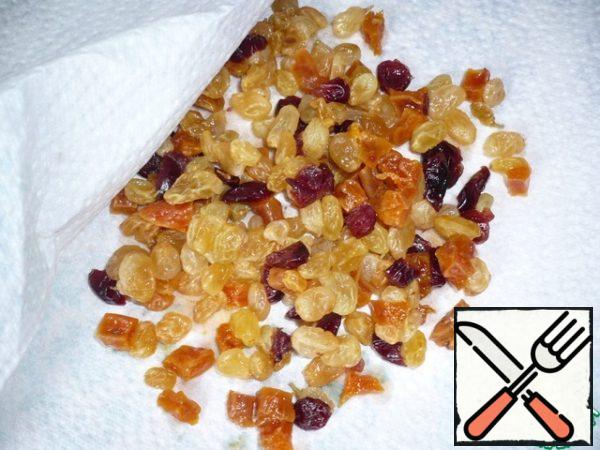 Raisins, dried apricots and cranberries stood in orange juice for 45 minutes, now the juice needs to be filtered through a sieve (juice is no longer needed). Put the dried fruits on a paper towel and blot them so that they become dry.

