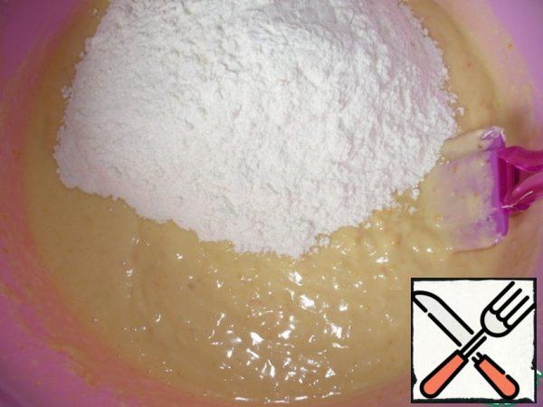 Now gradually pour the sifted flour into the mass and mix well.
