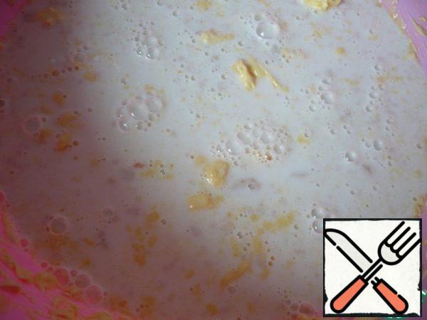 Add the yeast to the whipped mass and mix again.
