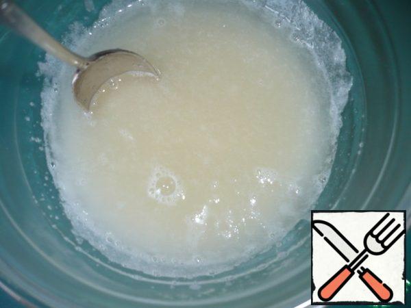 Pour the sugar mass into a bowl, add the swollen gelatin.
