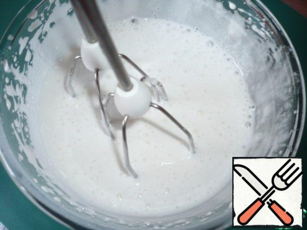 Now we beat the resulting mass well with a mixer until it becomes lush and very white.
