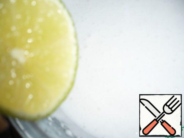 Add a few drops of lime juice (lemon juice) to the glaze and continue whipping.
