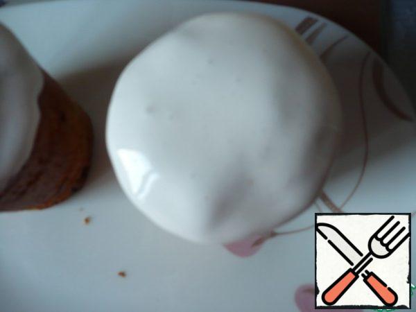 The glaze freezes very quickly. Therefore, prepare a pot of hot water and cover the top bowl with glaze (so that the glaze does not harden quickly).
Now take the cakes and dip them directly into the glaze. The cake is very evenly covered with icing.
