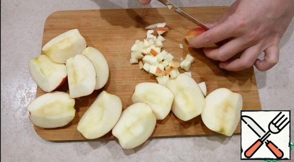 Wash the apples, cut out the core and cut into small cubes.