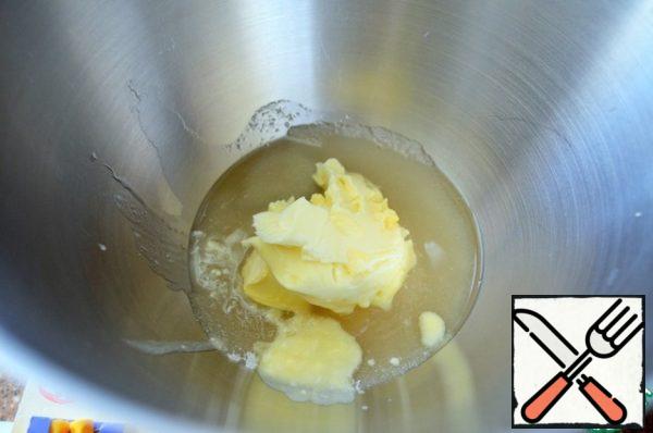 Mix sugar, a pinch of salt, vegetable and soft butter.
Whisk until smooth.
