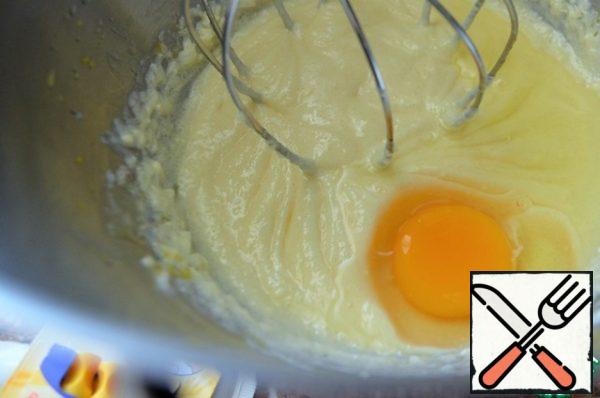 Adding one egg, whisk the mass until fluffy.
Add a few drops of flavor.
