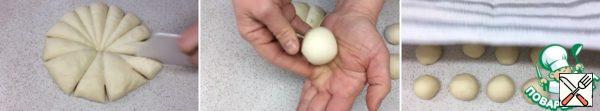 The dough should be kneaded in the form of a small tortilla and divided into 16 parts or depending on how many large buns you want. Form balls, cover with a damp warm towel or cling film and leave to come up for 15 minutes.
