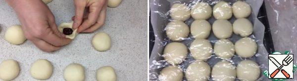 Knead each piece a little, lay out the filling and pinch the edges. We put it in a mold, cover it and take it out again to delay until it increases in volume.

