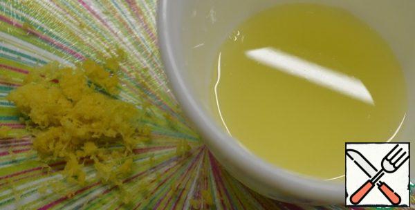 Grate the lemon zest on a grater. And squeeze out the juice.
