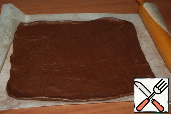 Divide the cooled dough into two parts. Roll out directly on baking paper.
