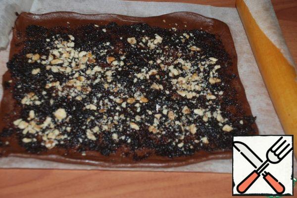 Spread the filling, I have poppy seeds in the first case, and currant in the second. Sprinkle with nuts.
