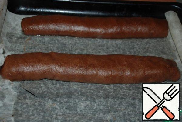 Roll the strudel into rolls.
