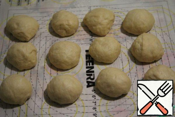 When the dough is ready, divide it into 12 identical balls.