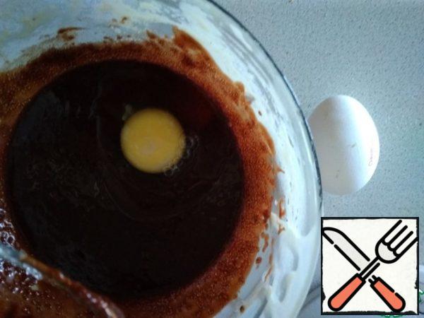 Melt butter and chocolate in a water bath
Add sugar and cool.
Add 1 egg, whisking each time.