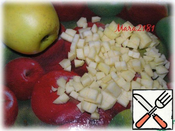Wash 1 medium-sized apple, peel and also cut into cubes. It turns out about 80 g .
