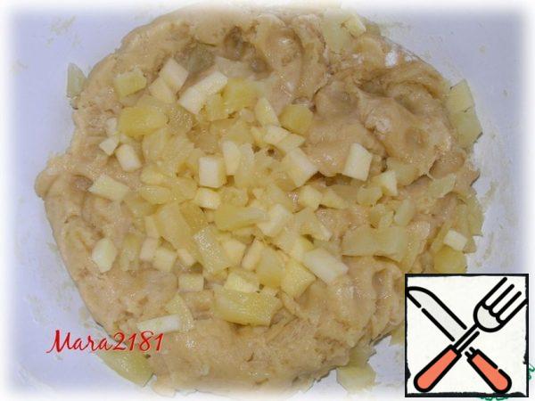 Add the sliced pineapple and Apple to the dough and mix gently, spreading over the entire mass.