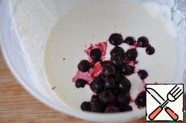 In the remaining mass, put any berry to taste and availability, I have currants. Whisk thoroughly with a blender until smooth. For brightness, you can put more berries.
