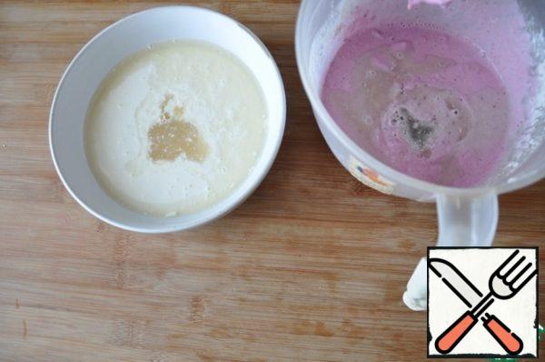 Divide the solution in half and pour the gelatin into a bowl with the curd-cheese-berry mass. Quickly mix thoroughly.
