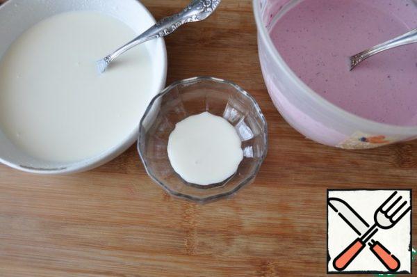 Take creams, glasses or wine glasses. Pour 2 tablespoons of white curd mass on the bottom.
