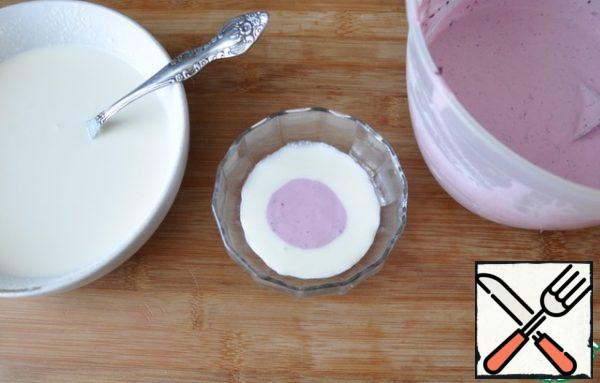 Then carefully pour 2 tablespoons of berry-curd mass into the center.
Then again in the middle of the white mass, then tinted again, etc. in a bowl for filling. This should be done carefully and quickly, exactly in the center. If the mass begins to thicken and it is difficult to work with it, then warm it up in a water bath.