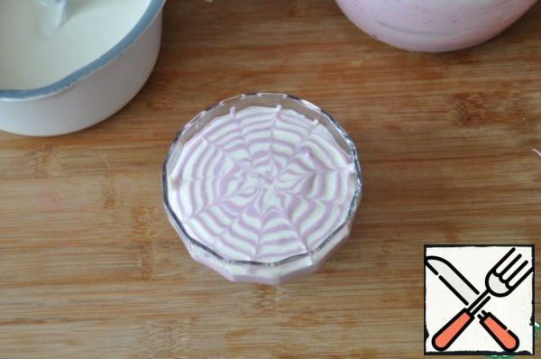 With the end of a toothpick, gently swipe the strips from the edge to the center and back. Put the dessert to freeze in the refrigerator for at least 3 hours.
