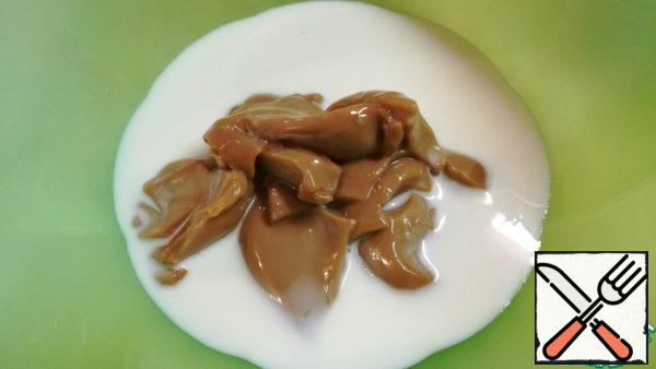 In a bowl, beat hot milk with boiled condensed milk with a mixer.
