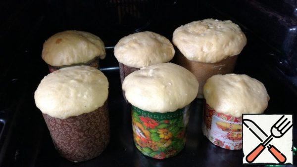 Bake the grown-up cakes in a preheated 180 ° oven. Depending on the size of the cake, bake for 30-40 minutes. Readiness to check with a wooden skewer, if it comes out dry, then the pie is ready. From this amount of dough I got 5 small pieces and 3 medium ones. Decorate the cakes to your liking.
