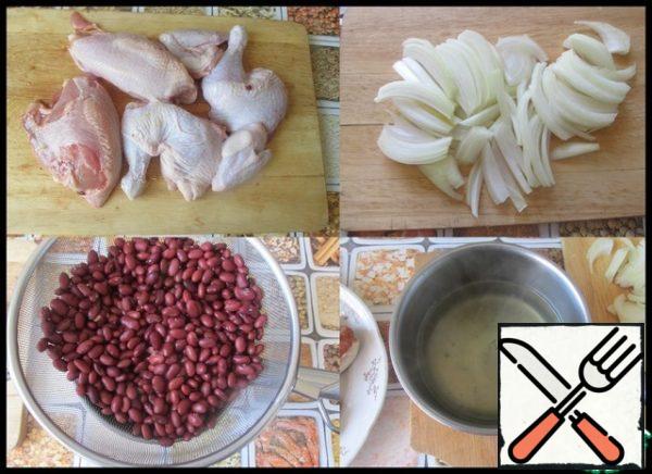 Source materials for the study of the basics.
I had a chicken that I cut into pieces without hesitation. Beans, of course, can be prepared independently in advance, you will need 200 g of dry beans. Canned beans are thrown on a sieve and washed with cold water. Cut the onion into feathers, pour the right amount of broth or water.
Turn on the oven so that it warms up to 180 degrees C.
