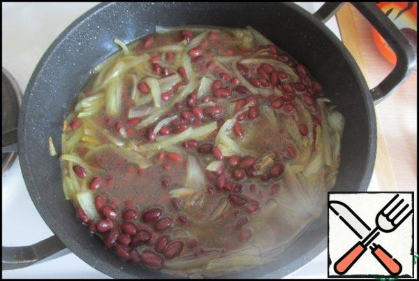 Pour the broth into a saucepan and bring to a boil. Remove from the heat.
Lay out the beans and mix.
