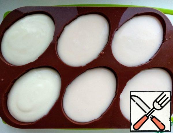 Pour the marshmallow mass into the molds, leaving a little space for the sand base. Put it in the refrigerator for freezing.
