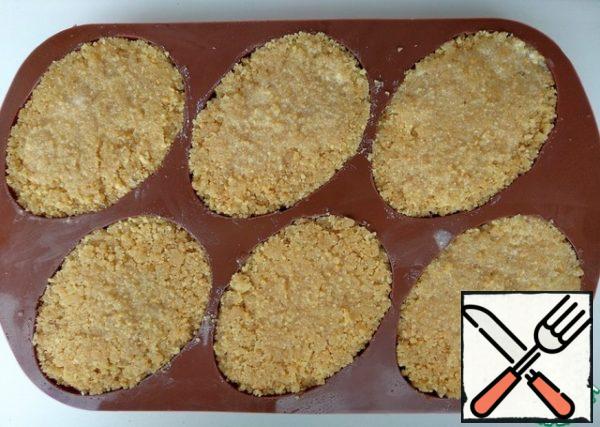 We put it in molds on a sand base. Refrigerate for 1 hour.
