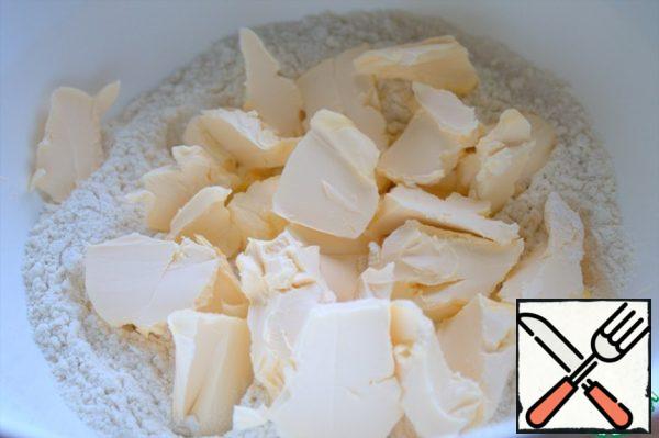 Crumble the butter into pieces. First we'll do it with a knife.
