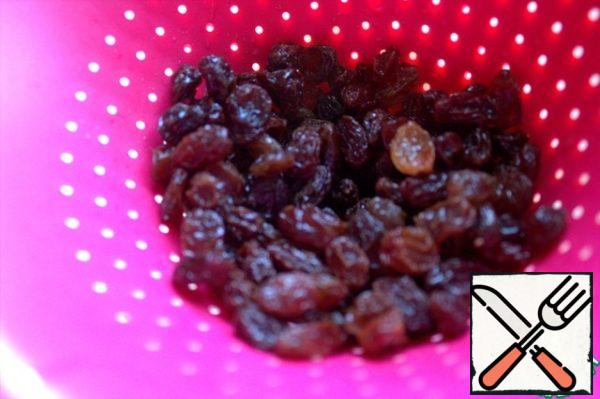 For the filling, pre-rinse the raisins and let them drain.
