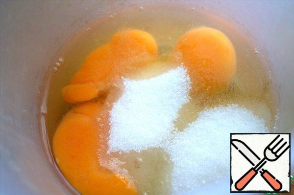 To refuel the minced meat, pour all the fine granulated sugar into the eggs. And some vanilla sugar.
