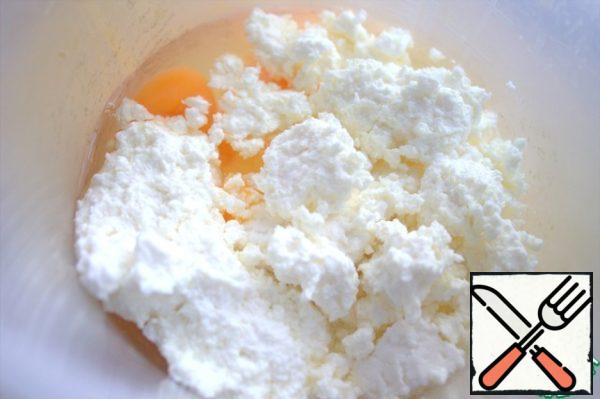 Pour the cottage cheese to the eggs with sugar.
